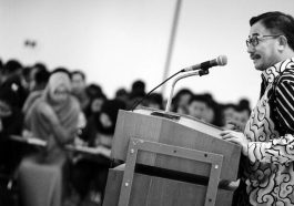 Mantan Menteri ATR, Ferry Mursyidan Baldan (kanan), memberikan kuliah umum hukum pemerintahan daerah di Fakultas Hukum Unpad, Jabar, pada Rabu (19/10/2016). Dokumentasi pribadi