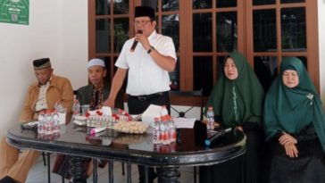Ketua Umum MW KAHMI Sumut, Rusdi Lubis (tengah), meminta para pengurus tidak mudah merajuk jika kepentingan pribadinya tidak disahuti. Istimewa