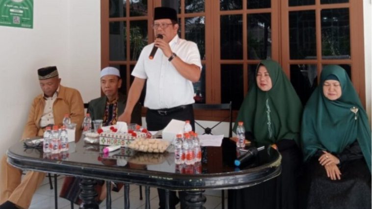 Ketua Umum MW KAHMI Sumut, Rusdi Lubis (tengah), meminta para pengurus tidak mudah merajuk jika kepentingan pribadinya tidak disahuti. Istimewa