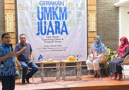 Anggota Komisi XI DPR yang juga Presidium MN KAHMI, Ahmad Yohan (kiri), memberikan sambutan dalam acara "Gerakan UMKM Juara: Talk Show, Coaching Clinic, & Product Show" di Kafe Titik Temu, Jakarta, pada Rabu (26/7/2023). Foto Globaltoday.id
