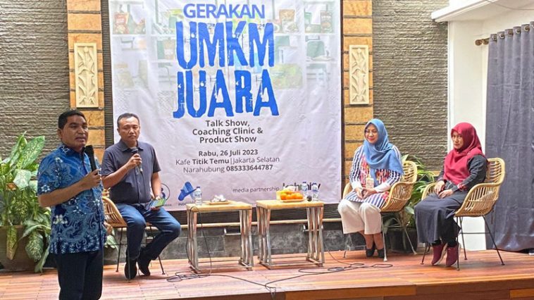 Anggota Komisi XI DPR yang juga Presidium MN KAHMI, Ahmad Yohan (kiri), memberikan sambutan dalam acara "Gerakan UMKM Juara: Talk Show, Coaching Clinic, & Product Show" di Kafe Titik Temu, Jakarta, pada Rabu (26/7/2023). Foto Globaltoday.id