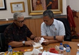 Ketua Umum MD KAHMI Jaksel, Ibrahim Malik Tanjung atau Budi (kiri), menyerahkan buku karangannya, Pemilu dalam Kondisi Vuca, kepada Ketua DPRD DKI Jakarta, Prasetyo Edi Marsudi, saat bersilaturahmi di Gedung DPRD DKI Jakarta, Kamis (27/7/2023). Dokumentasi MD KAHMI Jaksel