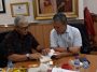 Ketua Umum MD KAHMI Jaksel, Ibrahim Malik Tanjung atau Budi (kiri), menyerahkan buku karangannya, Pemilu dalam Kondisi Vuca, kepada Ketua DPRD DKI Jakarta, Prasetyo Edi Marsudi, saat bersilaturahmi di Gedung DPRD DKI Jakarta, Kamis (27/7/2023). Dokumentasi MD KAHMI Jaksel