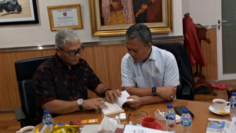 Ketua Umum MD KAHMI Jaksel, Ibrahim Malik Tanjung atau Budi (kiri), menyerahkan buku karangannya, Pemilu dalam Kondisi Vuca, kepada Ketua DPRD DKI Jakarta, Prasetyo Edi Marsudi, saat bersilaturahmi di Gedung DPRD DKI Jakarta, Kamis (27/7/2023). Dokumentasi MD KAHMI Jaksel