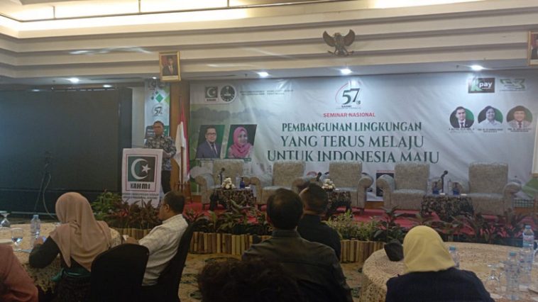 Wakil Menteri Lingkungan Hidup dan Kehutanan (Wamen LHK), Alue Dohong, dalam seminar nasional KAHMI dan FORHATI bertema “Pembangunan Lingkungan yang Terus Melaju untuk Indonesia Maju” di Jakarta, Rabu (30/8/2023). LMD MN KAHMI/Fatah Sidik