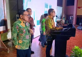 Koordinator Presidium Majelis Nasional Korps Alumni Himpunan Mahasiswa Islam (MN KAHMI), Ahmad Doli Kurnia (depan), memberikan sambutan dalam Resepsi HUT ke-57 KAHMI di Gedung Manggala Wanabakti, Jakarta, pada Kamis (21/9/2023). Dokumentasi MN KAHMI