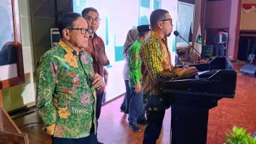 Koordinator Presidium Majelis Nasional Korps Alumni Himpunan Mahasiswa Islam (MN KAHMI), Ahmad Doli Kurnia (depan), memberikan sambutan dalam Resepsi HUT ke-57 KAHMI di Gedung Manggala Wanabakti, Jakarta, pada Kamis (21/9/2023). Dokumentasi MN KAHMI