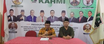 Sekretaris Jenderal MN KAHMI, Syamsul Qomar (kiri), memberikan pernyataan sikap atas kasus kekerasan terhadap masyarakat adat di Pulau Rempang, Kepri, pada Selasa (19/9/2023). Dokumentasi MN KAHMI