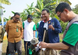 Presidium MN KAHMI, Abdullah Puteh (kedua kanan), secara simbolis membukan Gerakan KAHMI & FORHATI Menanam Sejuta Pohon di Kabupaten Bogor, Jabar, pada Sabtu (30/9/2023). Dokumentasi panitia