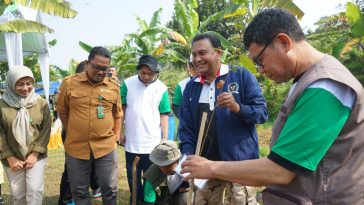 Presidium MN KAHMI, Abdullah Puteh (kedua kanan), secara simbolis membukan Gerakan KAHMI & FORHATI Menanam Sejuta Pohon di Kabupaten Bogor, Jabar, pada Sabtu (30/9/2023). Dokumentasi panitia