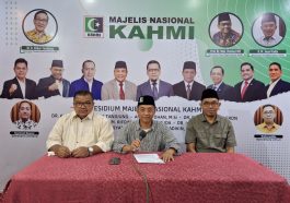 Sekretaris Jenderal MN KAHMI, Syamsul Qomar (tengah), memberikan keterangan tentang sikap KAHMI mendukung milisi Palestina, Hamas, menyerang Israel pada Sabtu (7/10/2023) dini hari. Dokumentasi MN KAHMI