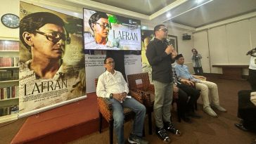Koordinator Presidium MN KAHMI, Ahmad Doli Kurnia (berdiri), memberikan keterangan pers tentang film Lafran di KAHMI Center, Jakarta, pada Senin (20/11/2023). Dokumentasi MN KAHMI