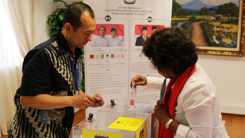 Seorang pemilih memasukkan surat suara ke dalam kotak suara saat mengikuti pemilu di KBRI Lisbon, Portugal. Dokumentasi Kemlu