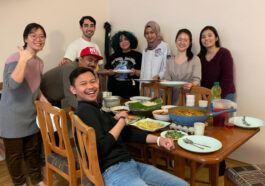 Mahasiswa Higher School of Economics (HSE) University asal Indonesia, Faiz Arsyad (jaket hitam), menjalani puasa di bulan Ramadan bersama teman-temannya di Moskow, Rusia, Dokumentasi pribadi.