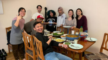 Mahasiswa Higher School of Economics (HSE) University asal Indonesia, Faiz Arsyad (jaket hitam), menjalani puasa di bulan Ramadan bersama teman-temannya di Moskow, Rusia, Dokumentasi pribadi.