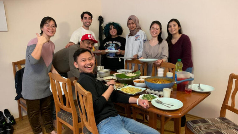 Mahasiswa Higher School of Economics (HSE) University asal Indonesia, Faiz Arsyad (jaket hitam), menjalani puasa di bulan Ramadan bersama teman-temannya di Moskow, Rusia, Dokumentasi pribadi.