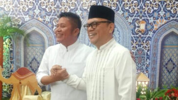 Eks Gubernur Sumsel, Herman Deru (kiri), salam komando bersama Ketua Umum MW KAHMI Sumsel, Joncik Muhammad. Istimewa