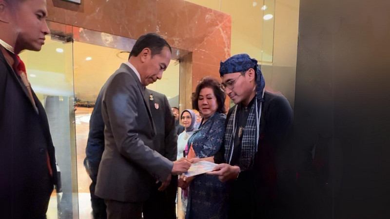 Presiden Joko Widodo (Jokowi) menandatangani piagam pembentukan Paguyuban Warga Banten di Melbourne, Australia, pada Senin (4/3/2024) waktu setempat. Dokumentasi KAHMI Australia-Selandia Baru