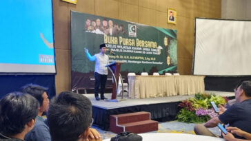 Wakil Gubernur Jatim, Emil Dardak, memberikan sambutan dalam kegiatan buka bersama yang digelar MW KAHMI Jatim dan MD KAHMI se-Jatim di Kota Surabaya, Sabtu (23/3/2024). Dokumentasi Pemprov Jatim