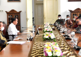 Presiden Joko Widodo atau Jokowi (kiri) menerima audiensi KAHMI di Istana Kepresidenan Bogor, Jawa Barat (Jabar), pada Jumat (30/9/2022). Foto BPMI Setpres/Rusman