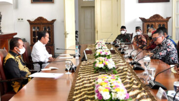 Presiden Joko Widodo atau Jokowi (kiri) menerima audiensi KAHMI di Istana Kepresidenan Bogor, Jawa Barat (Jabar), pada Jumat (30/9/2022). Foto BPMI Setpres/Rusman
