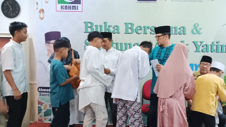 MN KAHMI bersama PT Insan Cita Mandiri Sejahtera (ICMS) melalui KAHMI Payment (K-Pay) mengadakan bukber dan santunan kepada 100 anak yatim di KAHMI Center, Jakarta, pada Rabu (3/4/2024). Dokumentasi MN KAHMI/Dwiki Setiyawan