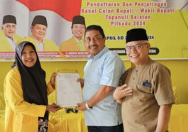 Koordinator Presidium MD KAHMI Tapanuli Selatan, Parulian Nasution (tengah), mengambil formulir calon bupati Tapanuli Selatan di Sekretariat Partai Golkar setempat, Kamis (18/4/2024). Istimewa