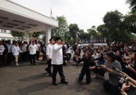 Presiden dan Wapres RI terpilih periode 2024-2029, Prabowo Subianto dan Gibran Rakabuming Raka, menyapa awak media di halaman Kantor KPU RI, Jakarta, pada Rabu (24/4/2024). Twitter/@prabowo