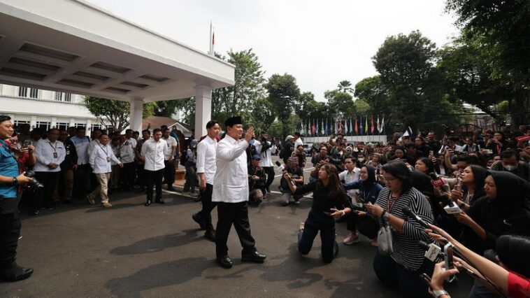 Presiden dan Wapres RI terpilih periode 2024-2029, Prabowo Subianto dan Gibran Rakabuming Raka, menyapa awak media di halaman Kantor KPU RI, Jakarta, pada Rabu (24/4/2024). Twitter/@prabowo