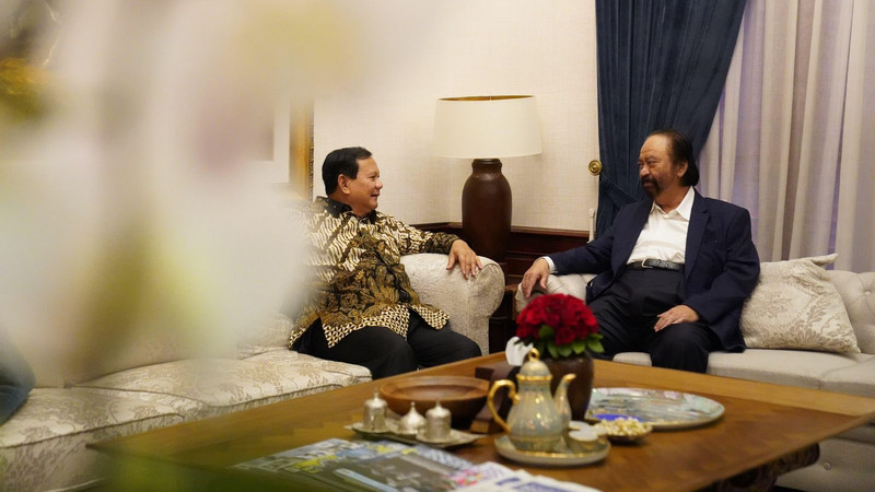 Ketua Umum Partai NasDem, Surya Paloh (kanan), berbincang dengan Presiden RI terpilih periode 2024-2029 sekaligus Ketua Umum Partai Gerindra, Prabowo Subianto, di Jakarta, Kamis (25/4/2024). Twitter/@prabowo