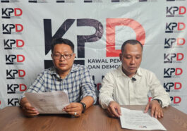 Koordinator Kawal Pemilu dan Demokrasi (KPD), Miftahul Arifin dan Abdul Latif, memberikan keterangan pers di Jakarta, Rabu (15/5/2024), tentang pentingnya PKPU terdampak Putusan MK 2/2023 direvisi. Dokumentasi pribadi