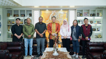 Ketua MPR, Bambang Soesatyo atau Bamsoet (tengah), menerima Panitia "Tribute to Akbar Tandjung" di Jakarta, Selasa (14/5/2024). Dokumentasi pribadi