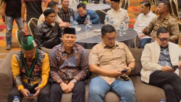 Bupati Pasaman, Sabar AS (kedua kiri), saat akan mengikuti nobar film Lafran di Kota Padang, Sumatera Barat (Sumbar), pada Kamis (9/5/2024). Istimewa
