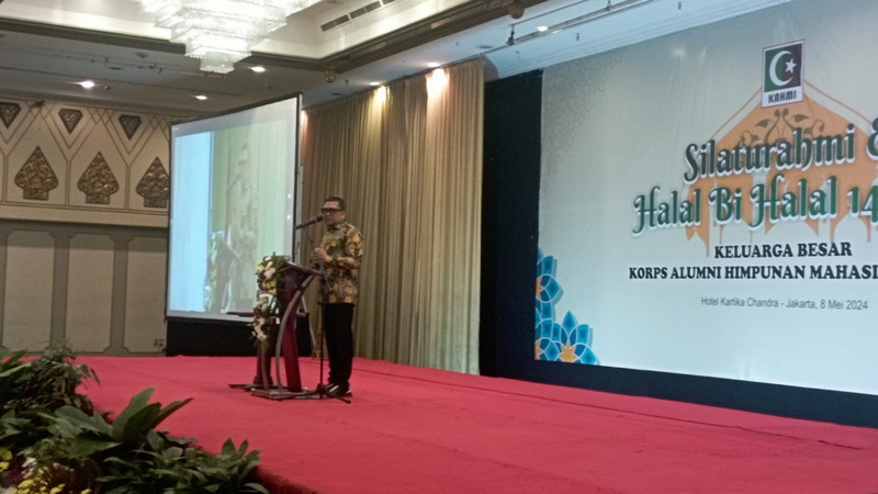 Koordinator Presidium Majelis Nasional Korps Alumni Himpunan Mahasiswa Islam (MN KAHMI), Ahmad Doli Kurnia, memberikan sambutan dalam acara Halal Bihalal KAHMI 1445 H di Jakarta, Rabu (8/5/2024). Dokumentasi LMD MN KAHMI/Fatah Sidik