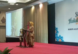 Ketua Majelis Pendidikan Tinggi KAHMI (MPTK), Siti Zuhro atau Wiwiek, memberikan sambutan dalam acara Halal Bihalal KAHMI 1445 H di Jakarta, Rabu (8/5/2024). Dokumentasi LMD MN KAHMI/Fatah Sidik