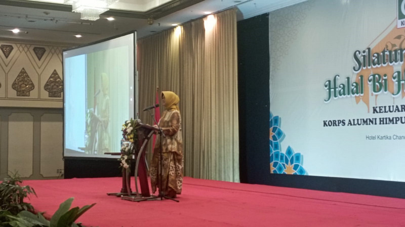 Ketua Majelis Pendidikan Tinggi KAHMI (MPTK), Siti Zuhro atau Wiwiek, memberikan sambutan dalam acara Halal Bihalal KAHMI 1445 H di Jakarta, Rabu (8/5/2024). Dokumentasi LMD MN KAHMI/Fatah Sidik