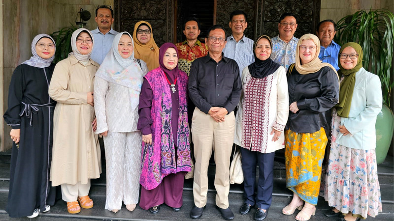 Ketua Dewan Pakar Majelis Nasional Korps Alumni Himpunan Mahasiswa Islam (MN KAHMI), Mahfud MD, mengadakan rapat untuk persiapan konvensi guru besar, doktor, dan cendekiawan alumni HMI di Jakarta, Minggu (5/5/2024). KAHMI akan menggelar konvensi guru besar untuk mencari solusi atas berbagai permasalahan bangsa. Dokumentasi Kang Jana