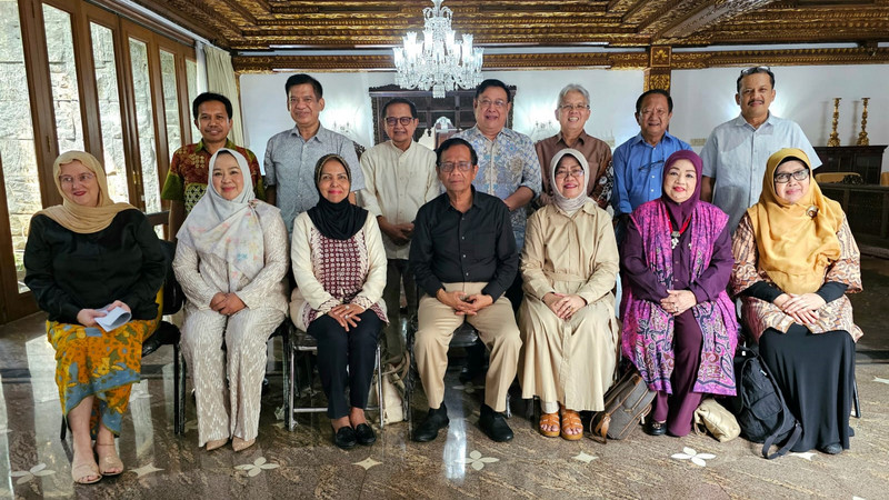 Ketua Dewan Pakar Majelis Nasional Korps Alumni Himpunan Mahasiswa Islam (MN KAHMI), Mahfud MD, mengadakan rapat untuk persiapan konvensi guru besar, doktor, dan cendekiawan alumni HMI di Jakarta, Minggu (5/5/2024). KAHMI akan menggelar konvensi guru besar untuk mencari solusi atas berbagai permasalahan bangsa. Dokumentasi Kang Jana