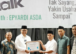 Bupati Solok, Epyardi Asda (ketiga kiri), menerima piagam Sohibul KAHMI Sumbar dalam sebuah kegiatan di Kota Padang, Sumbar, pada Sabtu (4/5/2024). Istimewa