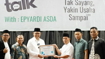 Bupati Solok, Epyardi Asda (ketiga kiri), menerima piagam Sohibul KAHMI Sumbar dalam sebuah kegiatan di Kota Padang, Sumbar, pada Sabtu (4/5/2024). Istimewa