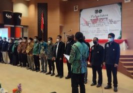 Sekertaris Umum MW KAHMI Papua, Fahdal Alhamid, melantik pengurus empat MD KAHMI 2022-2027 di Auditorium Kantor Bupati Merauke, Papua, pada Kamis (10/3/2022). Foto Cenderawasih Pos