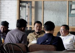 Presidium MW KAHMI Sulsel, Muhammad Fauzi (kanan), saat bersilaturahmi dengan pengurus MD KAHMI Luwu, Kamis (3/3/2022). Foto Belopainfo.id