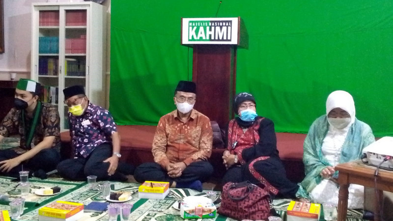Sekretaris Jenderal MN KAHMI, Manimbang Kahariady (tengah), dalam Takziah Mengenang Wafatnya Almarhum Harry Azhar Azis di KAHMI Center, Jakarta, pada Minggu (19/12) malam. LMD MN KAHMI