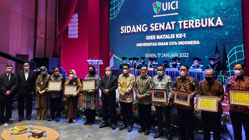 Para pendiri penerima sertifikat penghargaan UICI foto bersama segenap pimpinan KAHMI dan UICI di sela-sela acara Dies Natalis I UICI, Jakarta, pada Senin (17/1/2022). LMD MN KAHMI