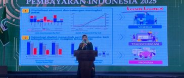 Direktur Utama PT Insan Cita Mandiri Sejahtera, Hanifah Husein, mempresentasikan tentang PT Insan Cita Mandiri Sejahtera dan KAHMIPay atau K-Pay di sela-sela penutupan Rakornas IV KAHMI di Kota Batam, Kepri, pada Sabtu (26/2/2022) malam. LMD MN KAHMI/Fatah Sidik