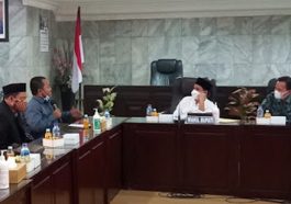 Wakil Bupati Muhammad Al Barra atau Gus Bara (kedua kanan) saat bertemu pengurus MD KAHMI Kabupaten Mojokerto dan membahas lembaga keuangan syariah di Ruang SKB Pemkab Mojokerto, Jatim, pada Jumat (4/3/2022). Foto Javasia.net